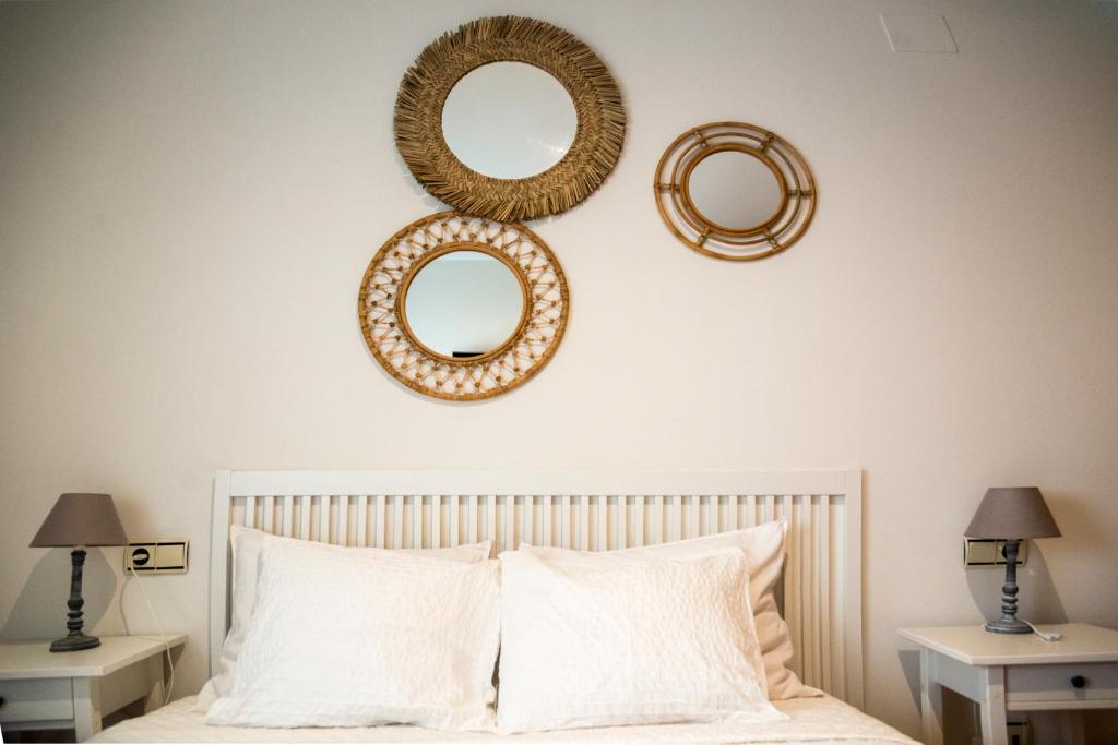 sypialnia z 2 lustrami nad łóżkiem w obiekcie Villa de Madrid 17 w mieście Huelva