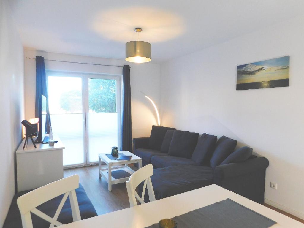 un salon avec un canapé et une table dans l'établissement FeWo "Hafenquartier", à Barth