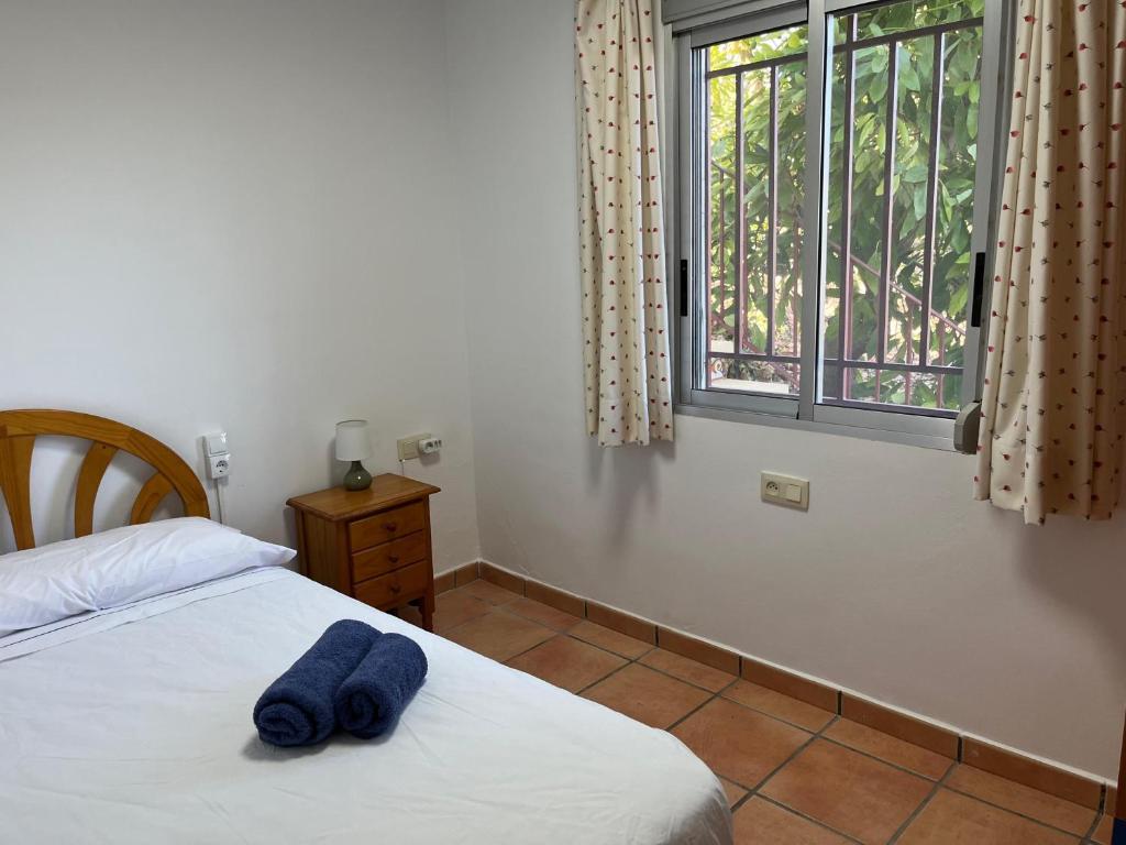 a bedroom with a bed and a window at La Casa Maria in Pego