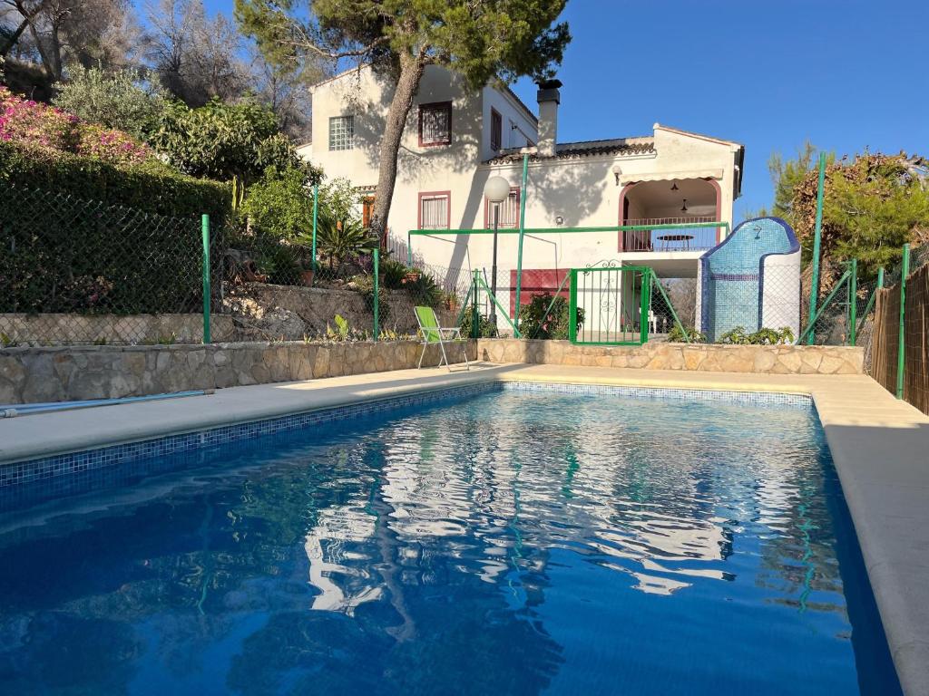 una piscina frente a una casa en La Casa Maria, en Pego