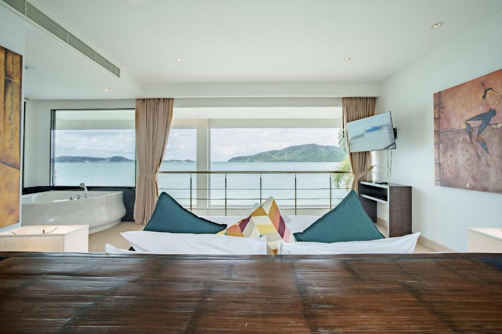 a living room with a couch and a bath tub at Raya Villa, 2 Bed Beachfront Villa Private Pool in Ban Saiyuan (1)