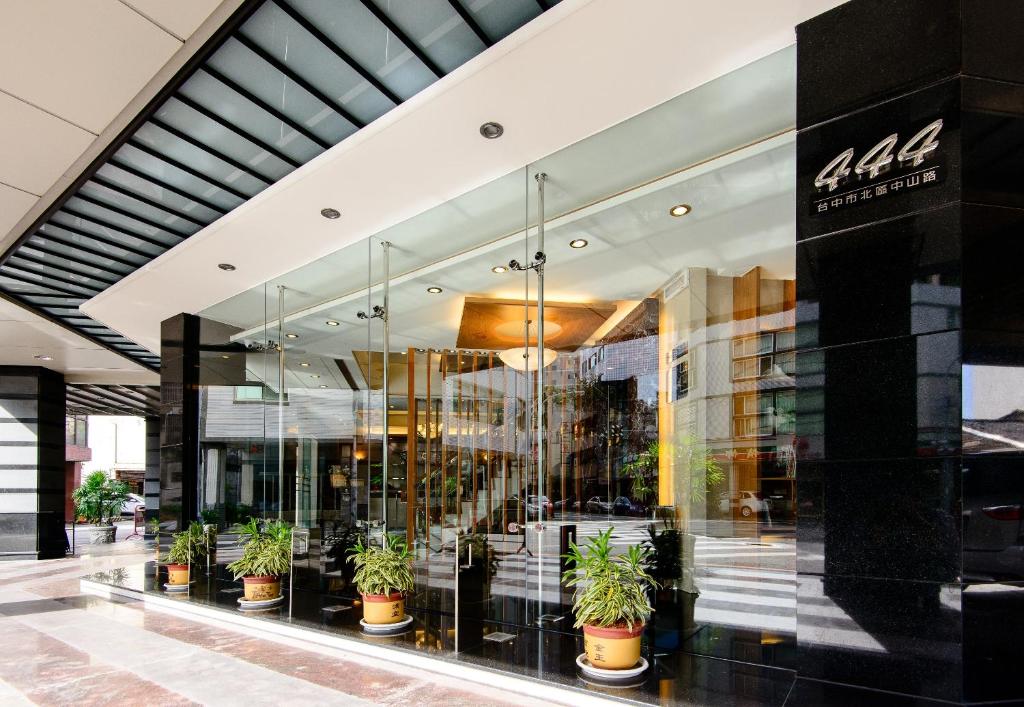 een winkel voor een gebouw met potplanten bij Kao Yuan Hotel - Zhong Shan in Taichung