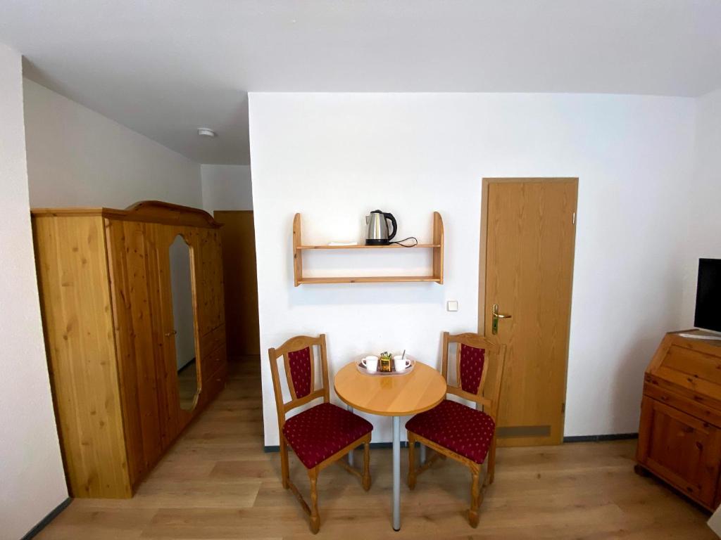 Deutscher Hof - Budget Twin Room