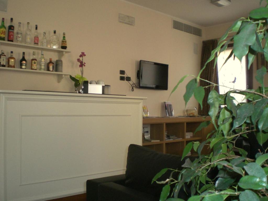 Televízia a/alebo spoločenská miestnosť v ubytovaní Hotel C25