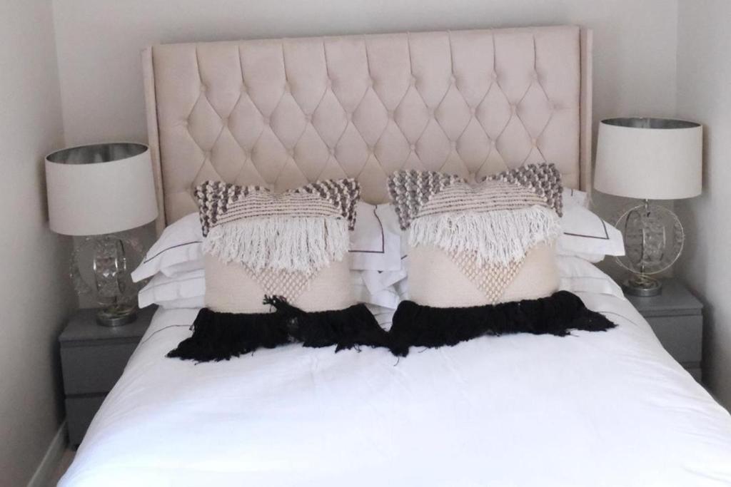 Postel nebo postele na pokoji v ubytování Cosy Studio Getaway - Free Parking & Central Links