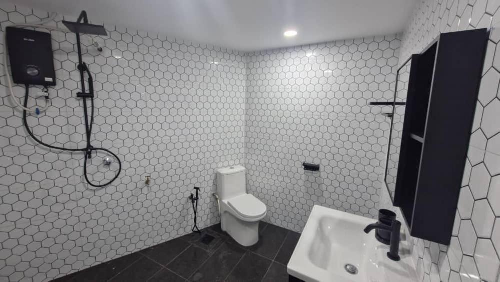 une salle de bain avec une douche, des toilettes et un lavabo dans l'établissement Bayt Haven Homestay With Private Pool, à Batu Caves