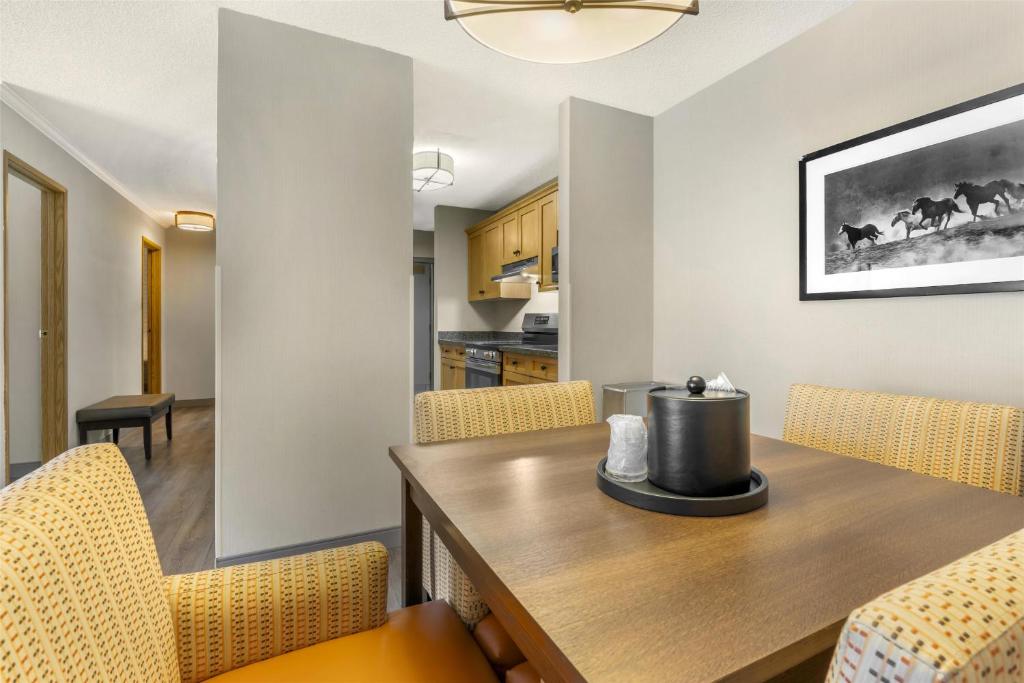 Best Western Plus Country Meadows Inn photo
