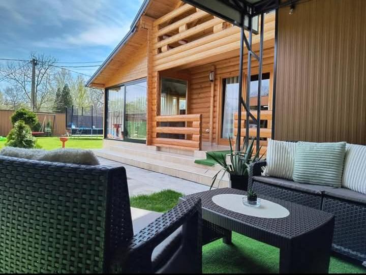 une maison avec un patio avec une table et des chaises dans l'établissement Brvnara Balorig, à Barič