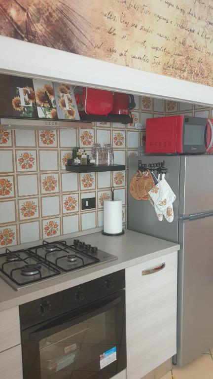 Kuchyň nebo kuchyňský kout v ubytování ᑢᗩSᗩ ᘻᗩᖴᗩᒪᗪᗩ zona stazione - teatro - centro con parcheggio interno