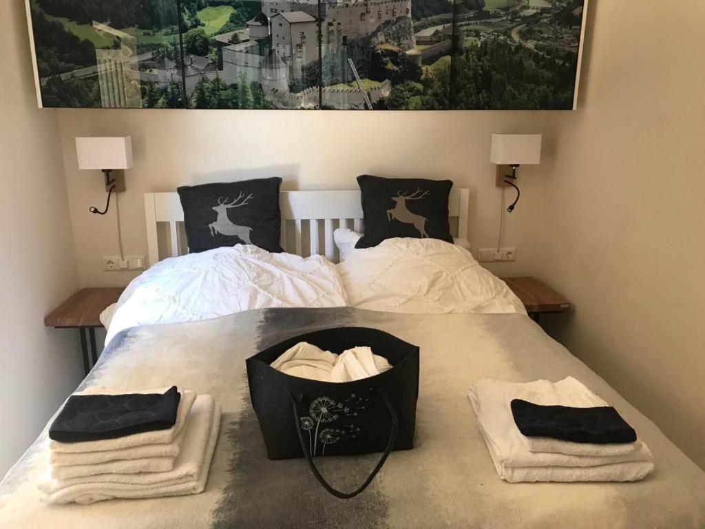 sypialnia z łóżkiem i ręcznikami w obiekcie Alpenperle w mieście Sankt Johann im Pongau