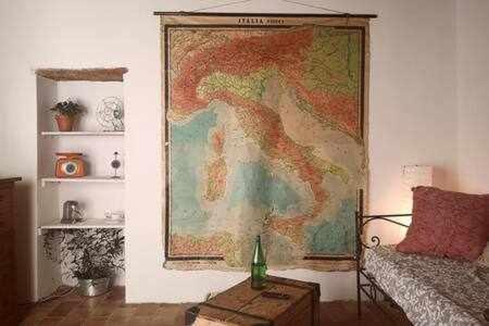 Un mapa grande colgado en la pared de una habitación. en Fantastic Apartment in the Heart of Toscana, en Castiglion Fiorentino