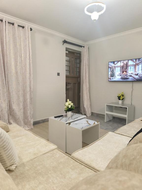 TV a/nebo společenská místnost v ubytování Luxury Stays, Juja One bedroom