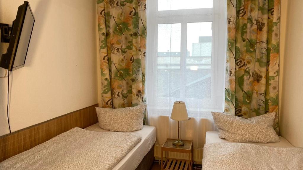 Deutscher Hof - Budget Twin Room
