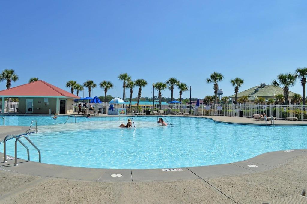 una piscina con gente en el agua en un complejo en Barefoot North Tower - 1203, en Myrtle Beach