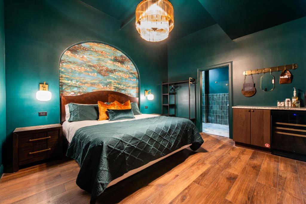 een slaapkamer met een bed en een groot schilderij aan de muur bij Hollyhock Suite 511 in Louisville