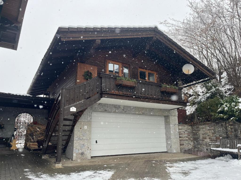 een huis met een garage in de sneeuw bij Erika´s Häuschen in Kitzbühel