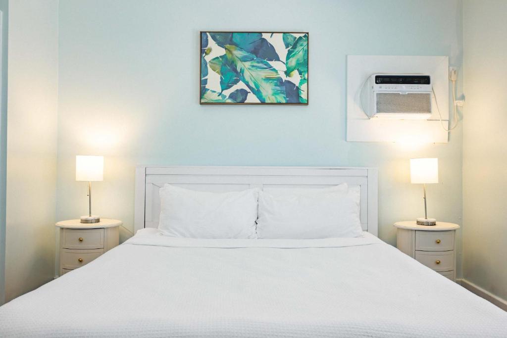 Postel nebo postele na pokoji v ubytování Honey Bun Hideaway