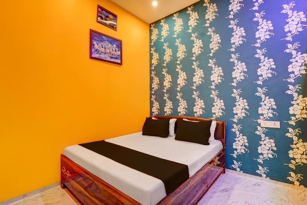 Ένα ή περισσότερα κρεβάτια σε δωμάτιο στο SPOT ON Surya Hotel