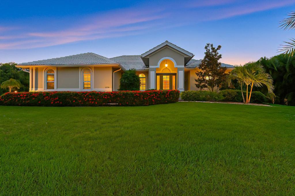 ein Haus mit einem grünen Rasen davor in der Unterkunft Seaglass Point in Railroad Islet