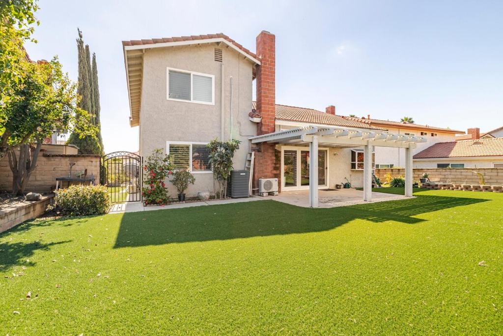 una casa con un patio con césped verde en Spacious 4-bedroom house in tranquil Rowland Heights with City View, en Rowland Heights