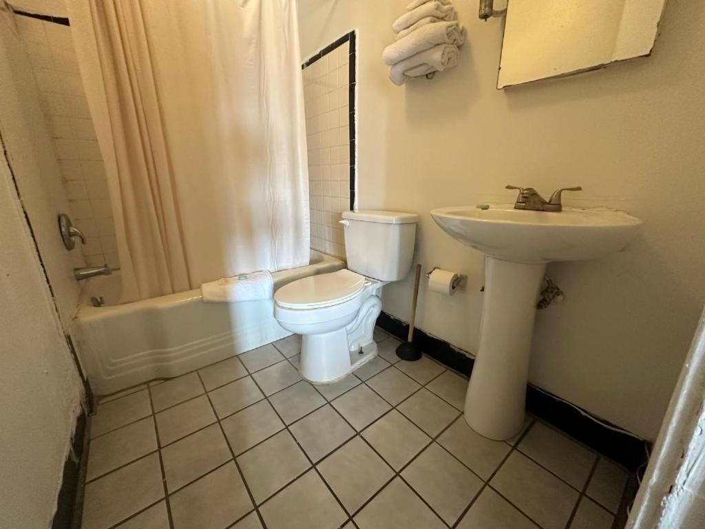 エルマイラにあるMark Twain Motor Innのトイレと洗面台付きのバスルーム