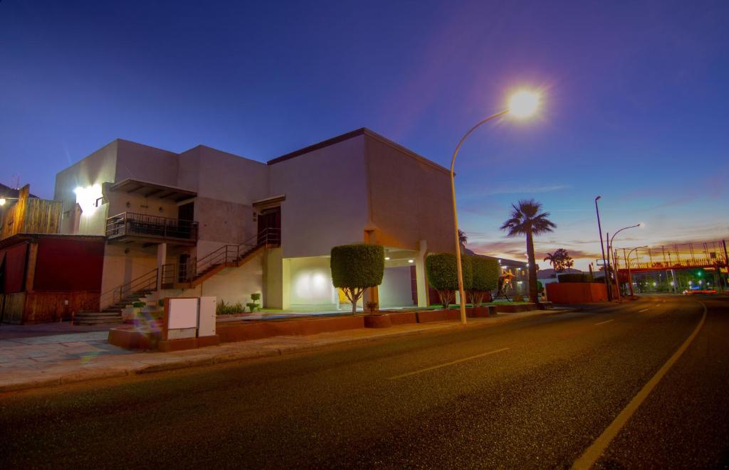 una calle con un edificio al costado de una carretera en Hotel Armida Guaymas, en Guaymas