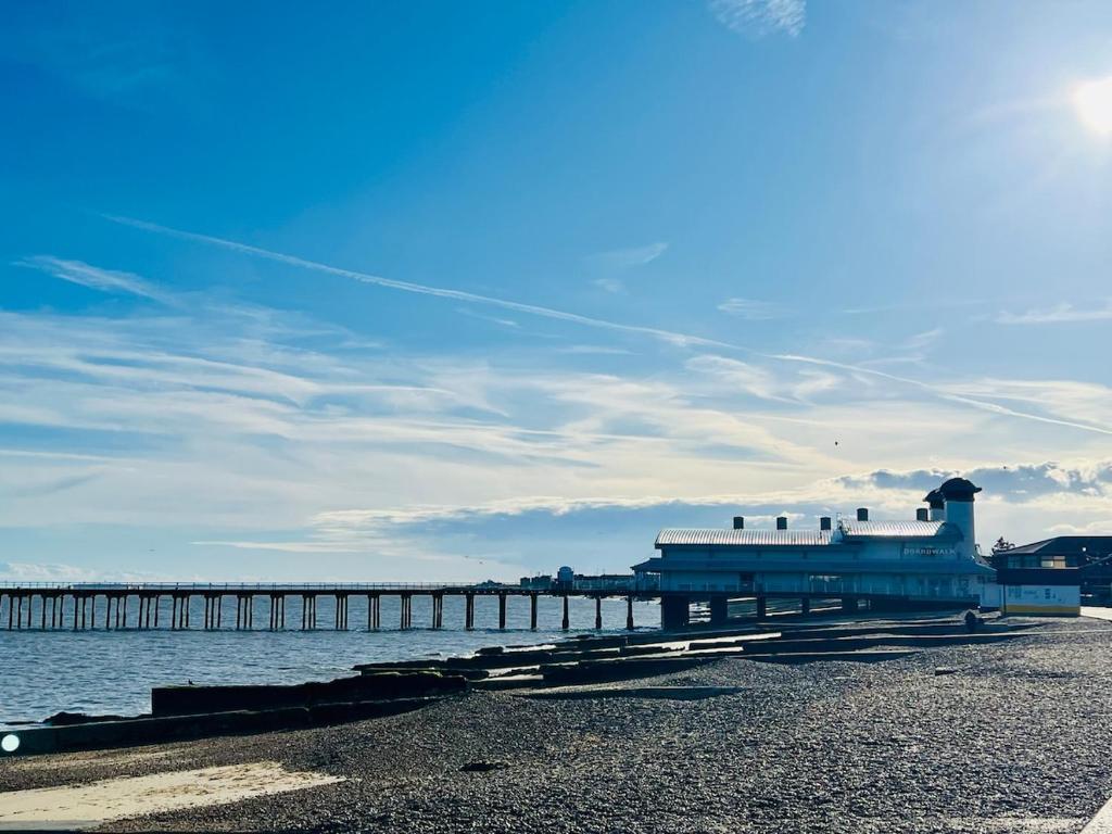 フェリックストウにある4-Bedroom House 5 mins to Beach & Parkingの水辺に建つ大きな建物のある桟橋