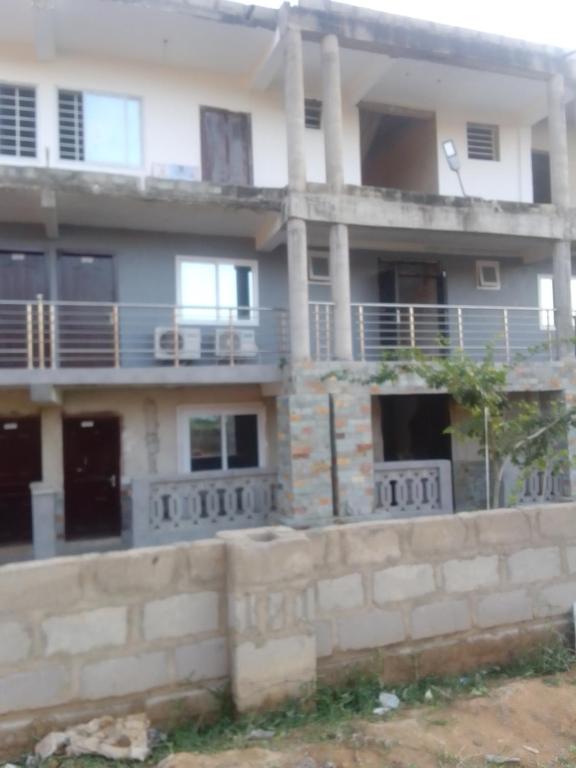 un edificio con balcones y un muro de contención en Glitz City hotel, en Cape Coast