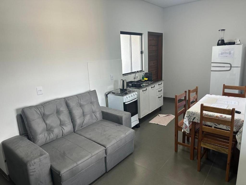 a living room with a couch and a kitchen at Casa em Sinop in Sinop
