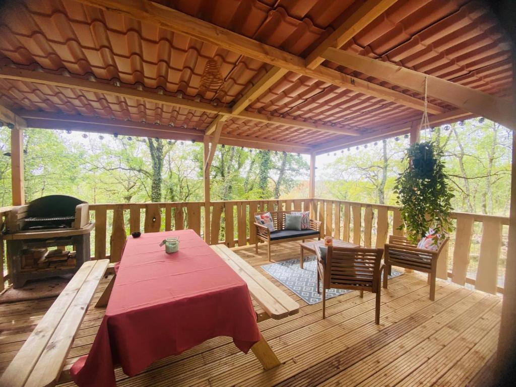 Μπαλκόνι ή βεράντα στο Chalet dans les bois