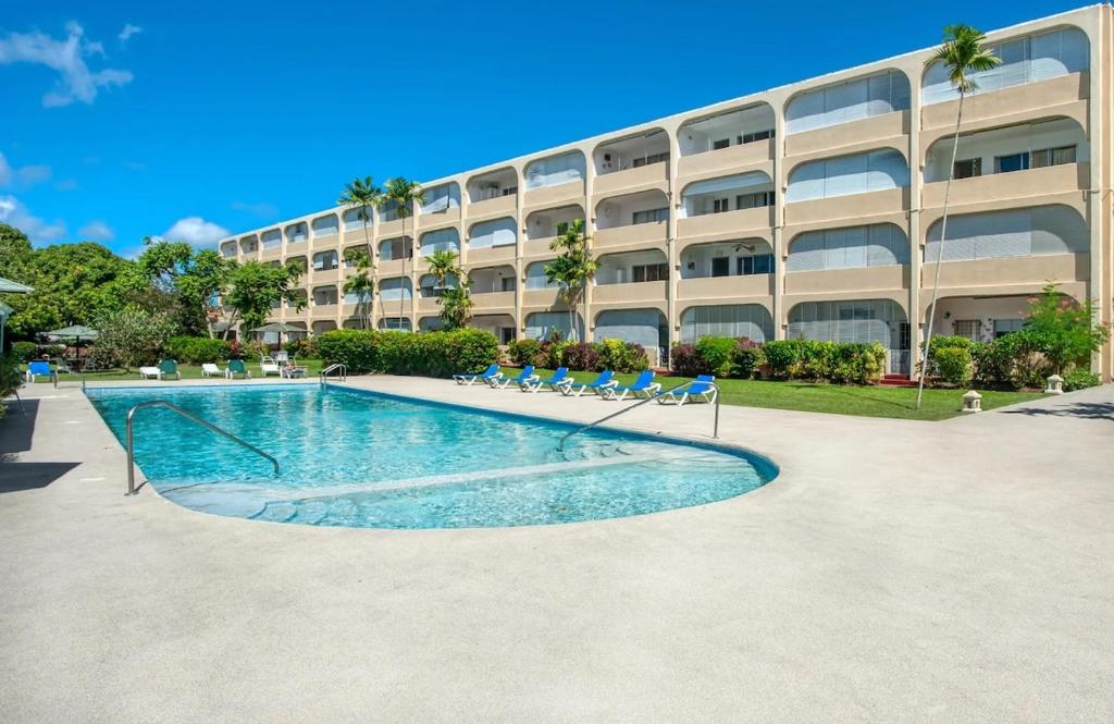 セント・ジェームスにあるCosy apartment with pool and garden viewの建物の前のプール