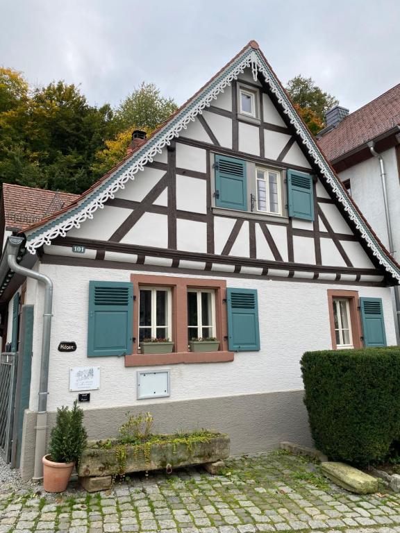 Casa blanca con persianas azules en Frihmess, en Bensheim
