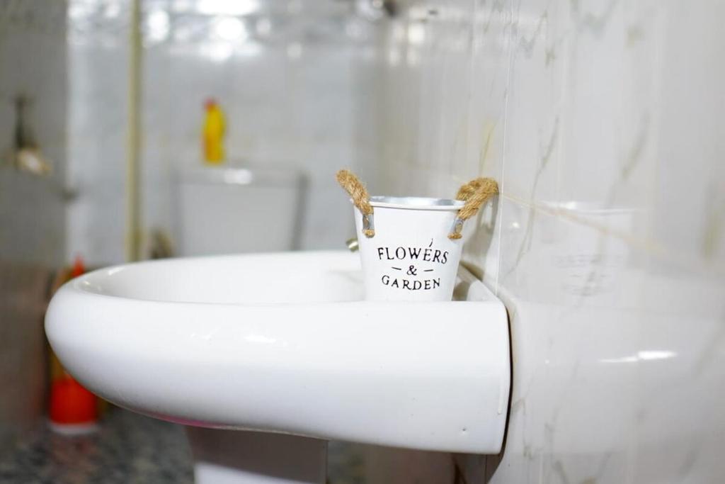 un inodoro blanco con una taza en la parte trasera en Haus Cossie, en Machakos