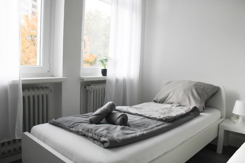 een bed in een kamer met een raam bij RuhrpottImmo - Zentrale Wohnung in Iserlohn - bis zu 7 Pers in Iserlohn