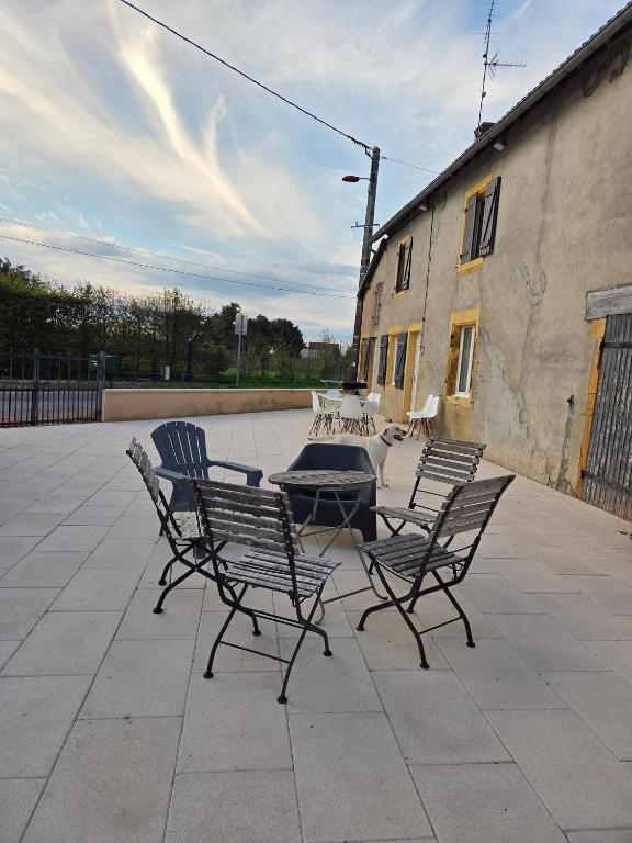 a group of chairs and a table on a patio at Chez sally in Le Bouchaud