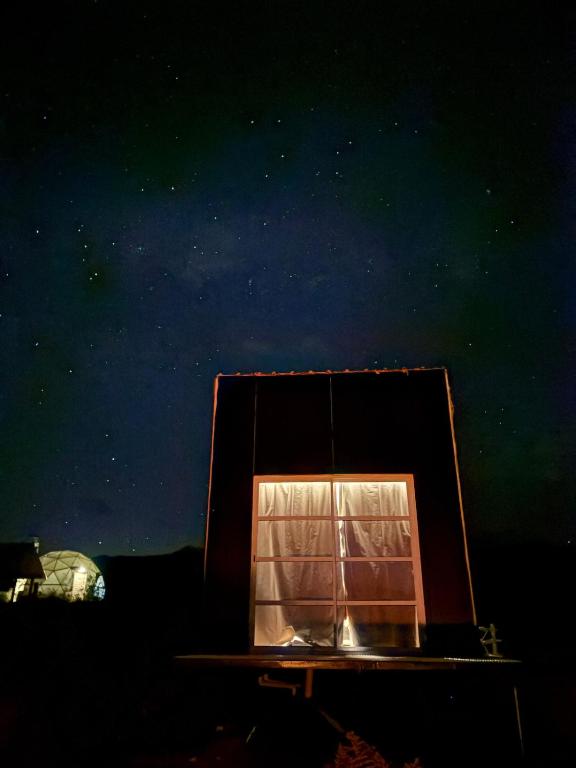 a building with a window in the night at Montana in Potrerillos