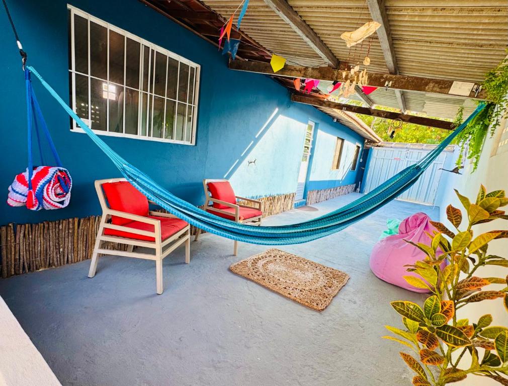 a room with two chairs and a hammock at L1 localize casa na praia in Fortim
