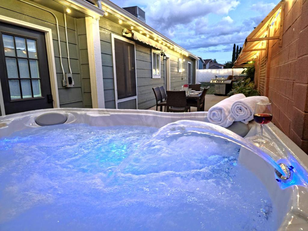 Fotografie z fotogalerie ubytování Hot Tub, Game Room, Kayaks, Boat Parking, Backyard, King, Fire Pit, Pets, WD v destinaci Page