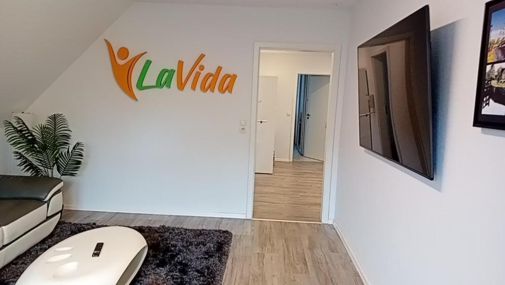 a white room with a sign on the wall at FeWo "LaVida" Papenburg in Papenburg