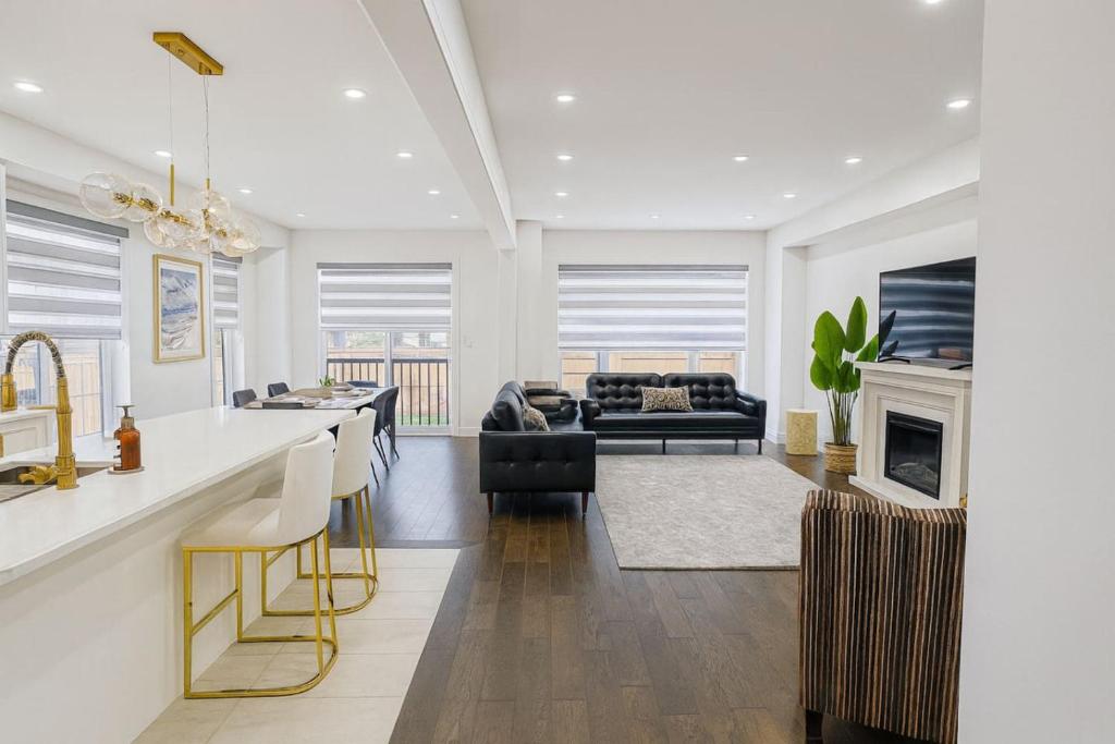 Posezení v ubytování Lux 3 Bedroom Home near Public Transit