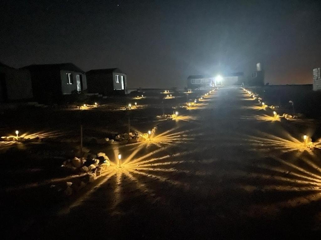 Una fila de luces en una calle por la noche en Dana Sunset camp, en Nijil