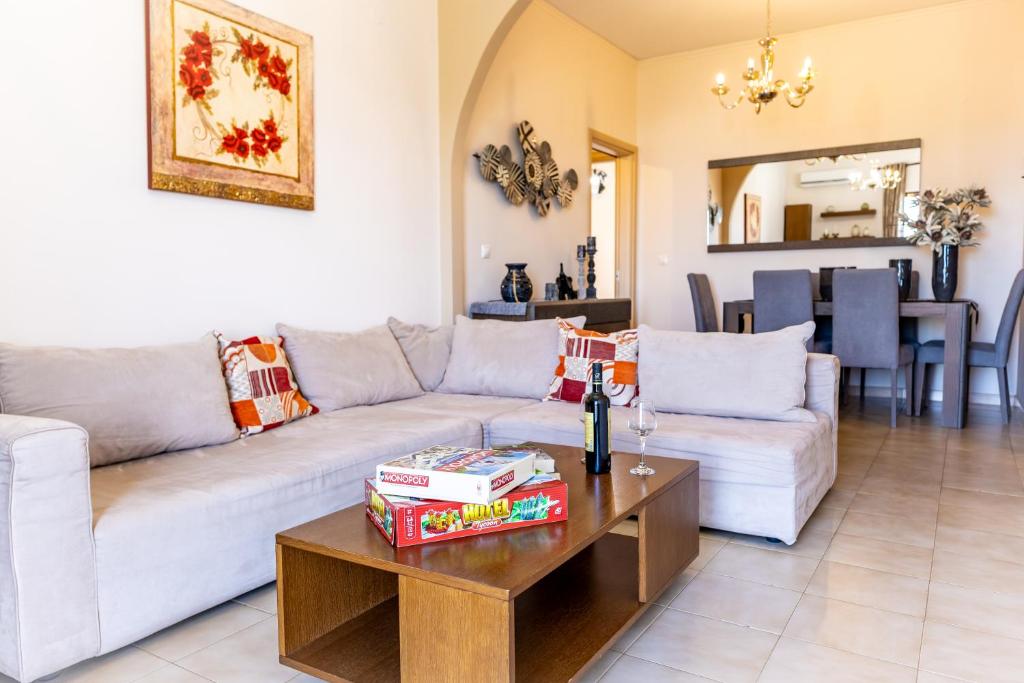 una sala de estar con un sofá y una mesa en Kyparissia Bliss, en Kyparissia