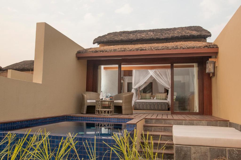 Bazén v ubytování Meghauli Serai Chitwan National Park - A Taj Safari Lodge nebo v jeho okolí