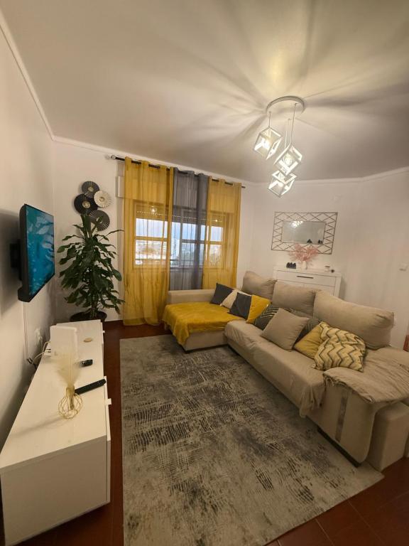una sala de estar con un sofá y una mesa en Apart Lisbon Airport, en Lisboa