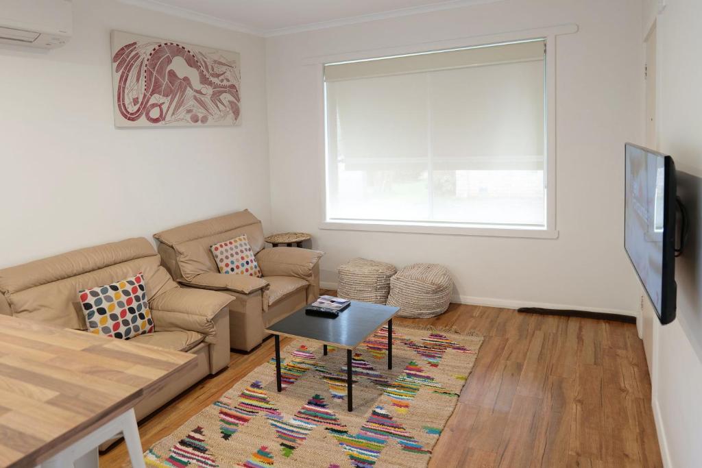 TV a/nebo společenská místnost v ubytování Downtown Bright