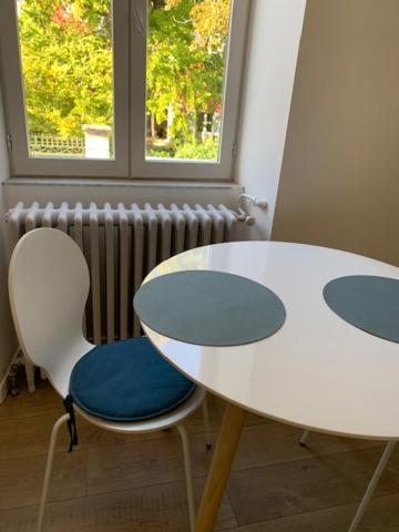 een tafel en twee stoelen in een kamer met een raam bij Studio au cœur de Chabeuil in Chabeuil