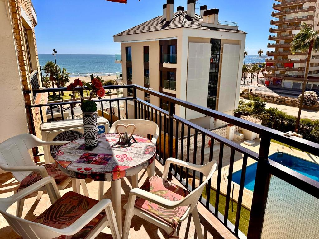 Un balcón o terraza en Modern 1 Bedroom Seaside Apartment with Pool