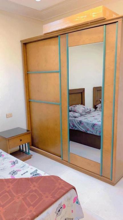 Ένα ή περισσότερα κρεβάτια σε δωμάτιο στο شقه في بورسعيد داخل قريه مرحبا موقع مميز جدا