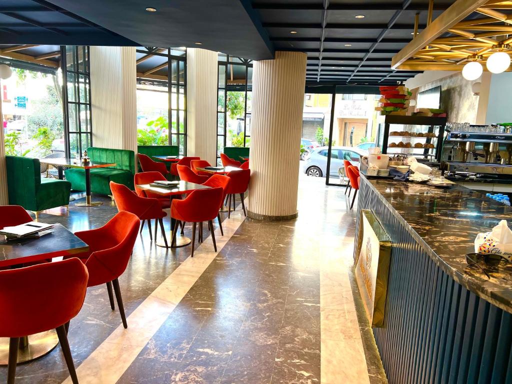 Εστιατόριο ή άλλο μέρος για φαγητό στο Studio Neuf à Roches Noires près de Casa Voyageurs et Casa Port