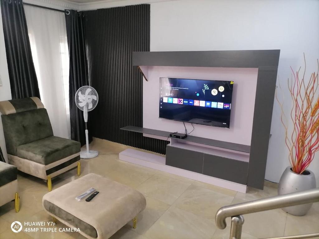 TV a/nebo společenská místnost v ubytování Cozy 3-Bedroom Duplex in Lekki